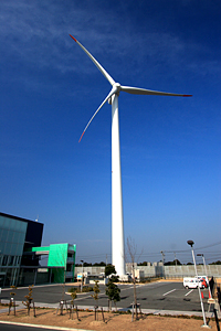 炭生館の風車の写真