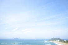写真：恋路ヶ浜と神島