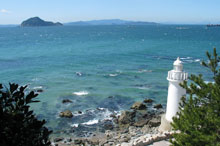 伊良湖岬灯台と海の写真