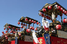 写真：田原祭りの山車が並んでいるところ