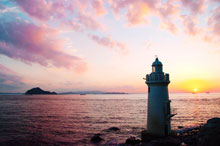 夕陽に染まる伊良湖岬灯台の写真