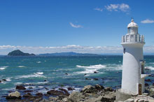 伊良湖岬灯台と神島の写真