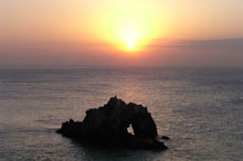 写真：日の出を背にした日出の石門