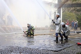 消防団の放水