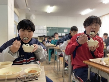 給食で備蓄ご飯を体験