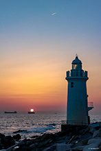 夕陽に染まる伊良湖岬灯台の写真