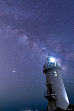 伊良湖岬灯台と星空の写真