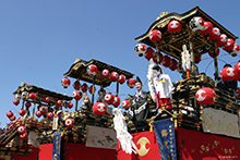 写真：田原祭りの山車が並んでいるところ