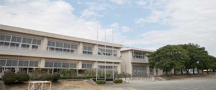 写真：田原市立童浦小学校の外観