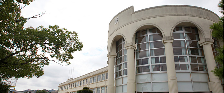 写真：田原市立田原中部小学校の外観