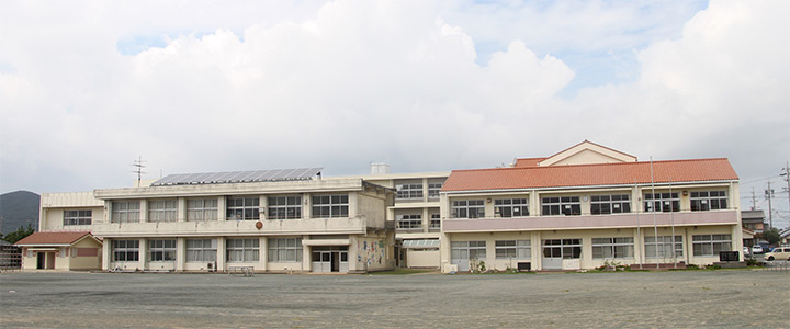 写真：田原市立赤羽根小学校の外観