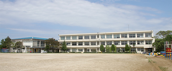 写真：田原市立福江小学校の外観