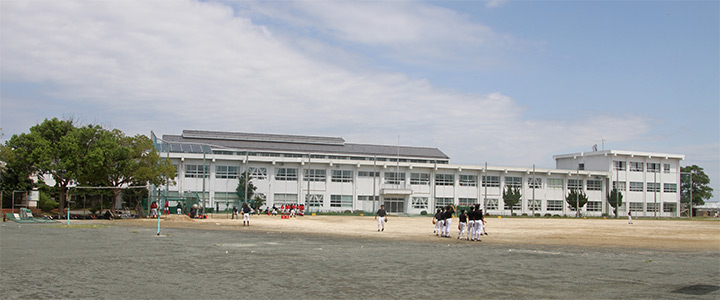 写真：田原市立福江中学校の外観
